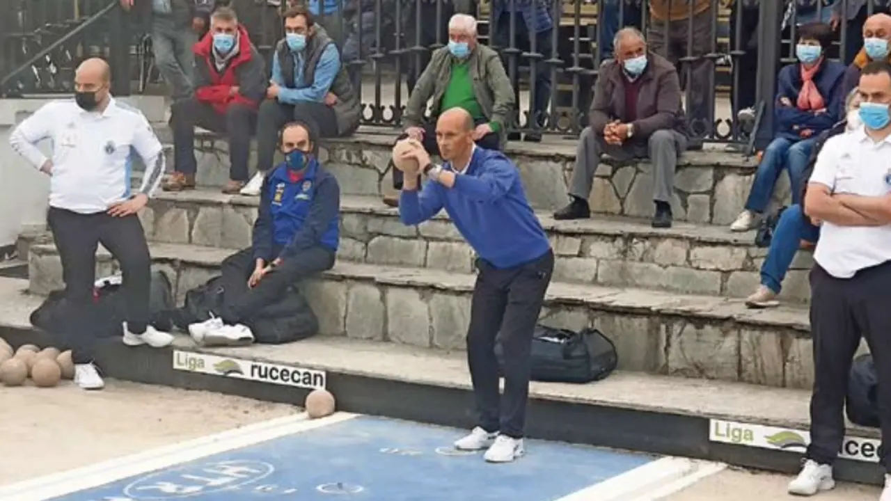 Los jugadores de las pe&ntilde;as J. Cuesta y Torrelavega Siec, en el tiro de la bolera de Cerrazo, ayer durante el partido de la Liga Rucecan. / Dar&iacute;o B.
