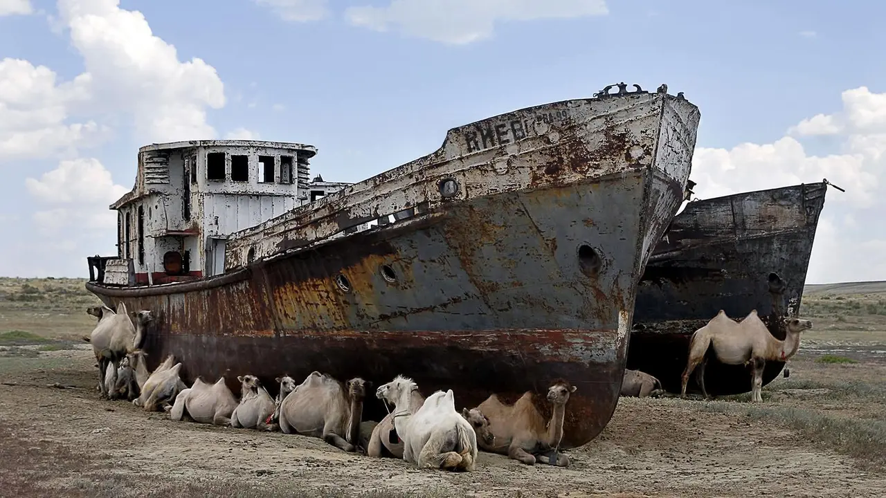 Barcos varados en Moynaq (mar de Aral). Fuente: Arian Zwegers