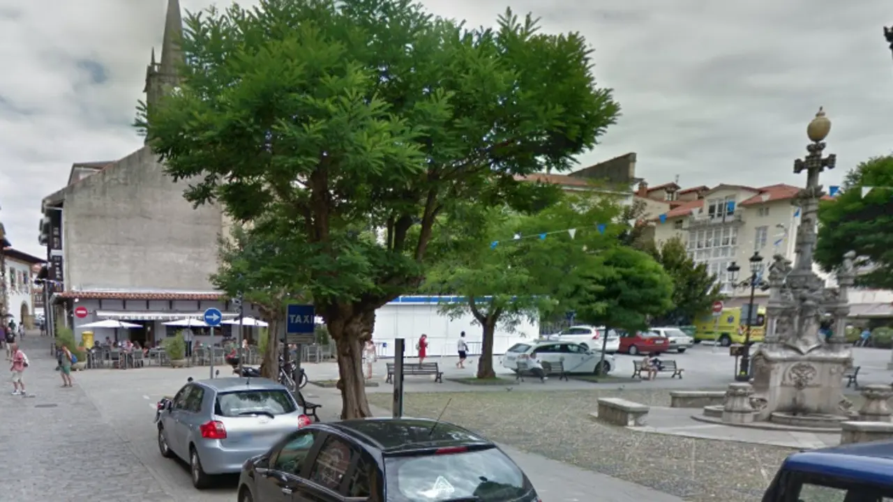 Vista de la plaza en la  Calle los Arzobispos de Comillas. / ALERTA