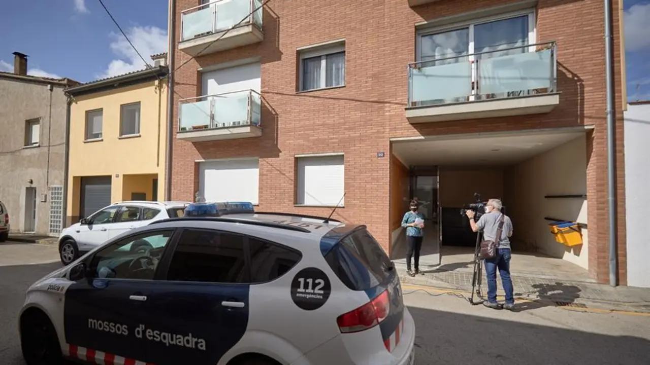 Vista del domicilio de la localidad de Porqueres (Girona), en donde anoche un hombre asesin&oacute; a su pareja para posteriormente acudir a la comisar&iacute;a de la vecina localidad de Banyoles para confesar el crimen, quedando detenido por los Mossos d,Esquadra. Foto EFE/David Borrat.