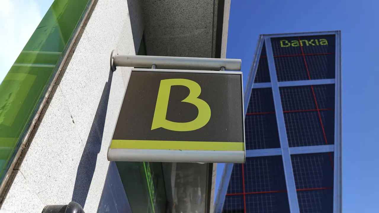 Archivo - Oficina de Bankia y su sede en la torre Kio de Madrid.