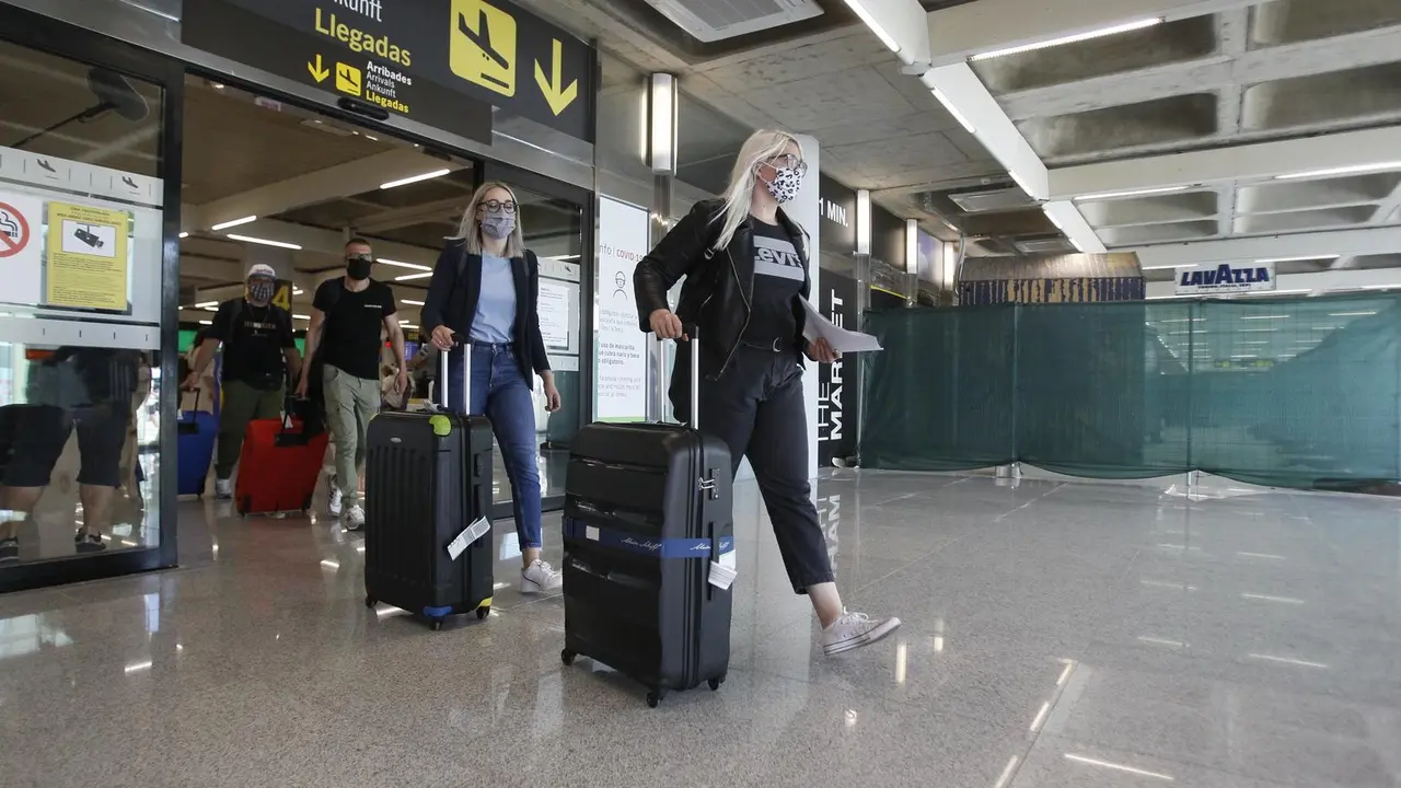 Archivo - Viajeros procedentes de Alemania llegan al Aeropuerto de Palma de Mallorca el d&iacute;a en el que arranca en Baleares el plan piloto para la reapertura del turismo.