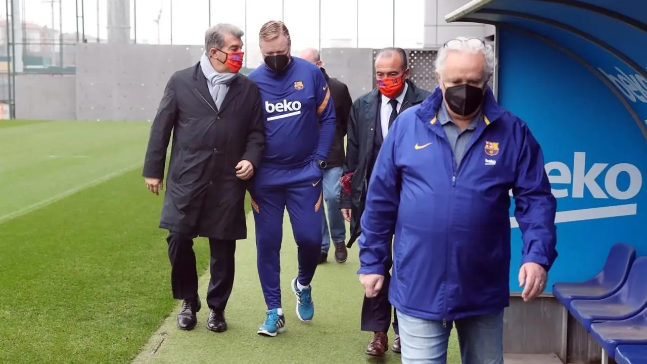 Archivo - El nuevo presidente del FC Barcelona, Joan Laporta, con el entrenador del primer equipo de f&uacute;tbol, Ronald Koeman, durante su visita a la Ciutat Esportiva Joan Gamper