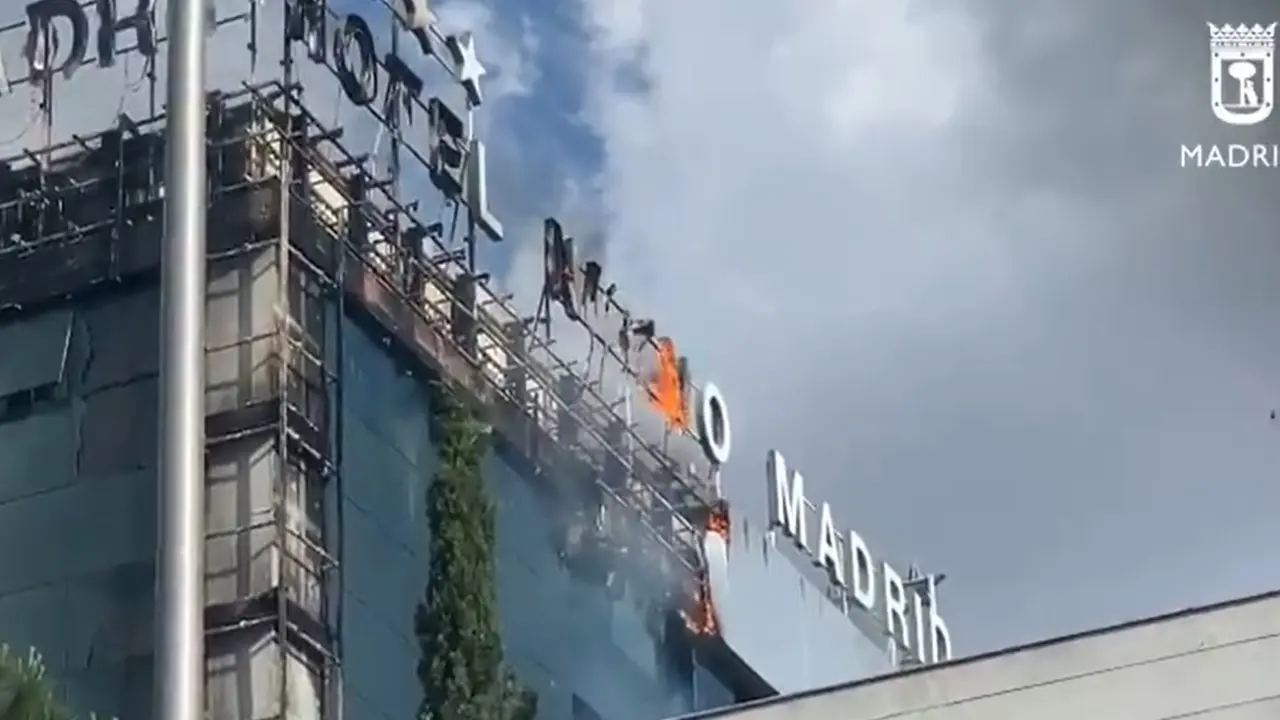 Imagen del incendio de parte de la fachada del hotel Nuevo Madrid