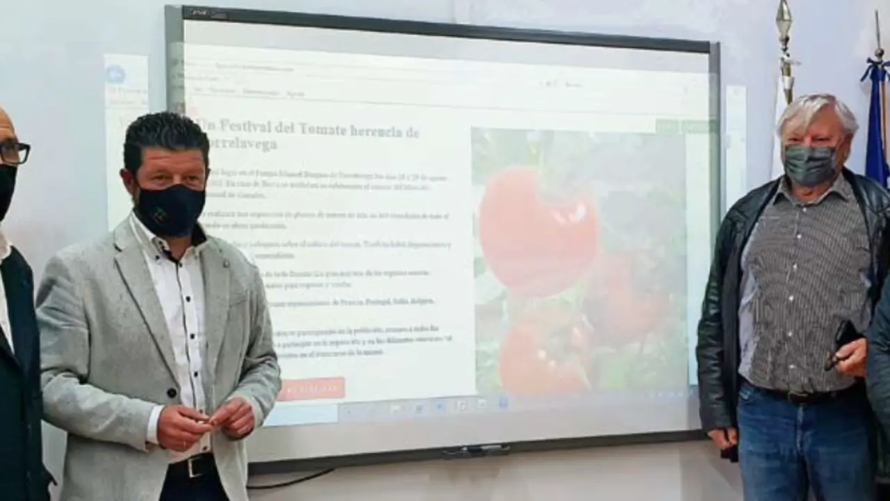Representantes del evento y del ayuntamiento ayer en la presentaci&oacute;n del festival. / ALERTA