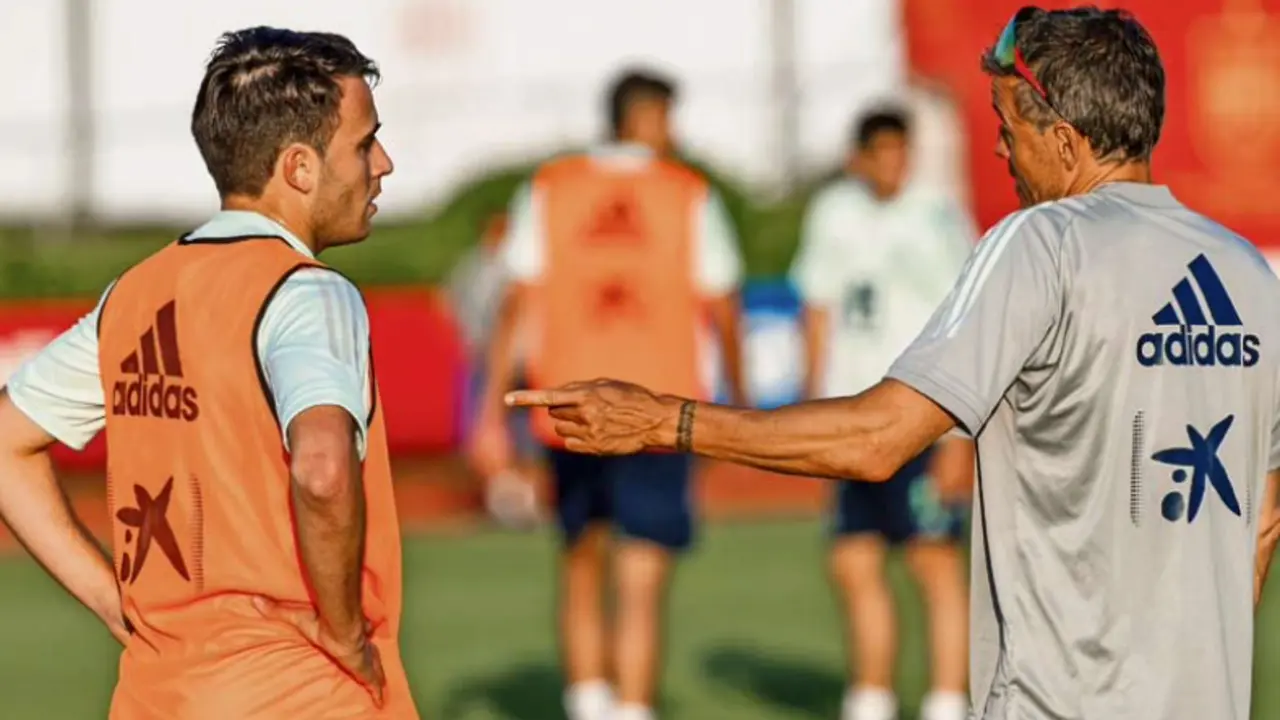 Luis Enrique dando instrucciones al defensa Eric Garc&iacute;a. / efe