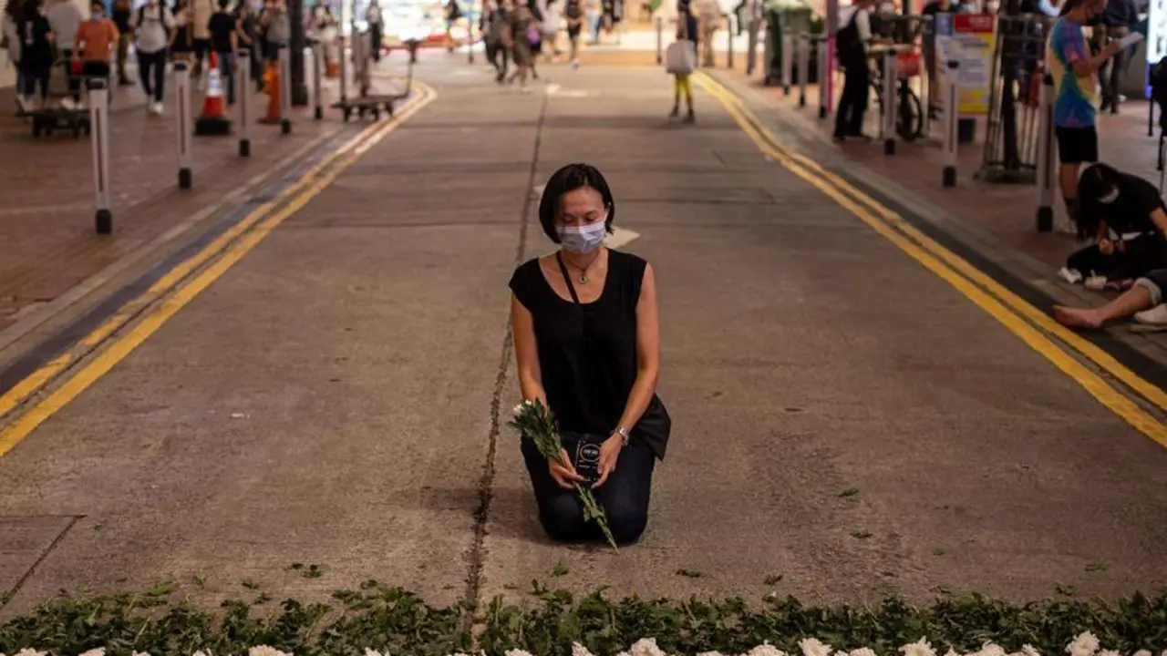 Un artista crea una pieza durante un evento callejero que conmemora el 4 de junio de 1989 en Hong Kong, China, el 3 de junio de 2021. Por segundo a&ntilde;o consecutivo, la polic&iacute;a prohibi&oacute; la vigilia anual con velas en el parque Victoria para conmemorar la masacre de la plaza de Tiananmen de 1989, ocurrida en Pek&iacute;n, alegando motivos de salud y distanciamiento social. EFE/EPA/JEROME FAVRE