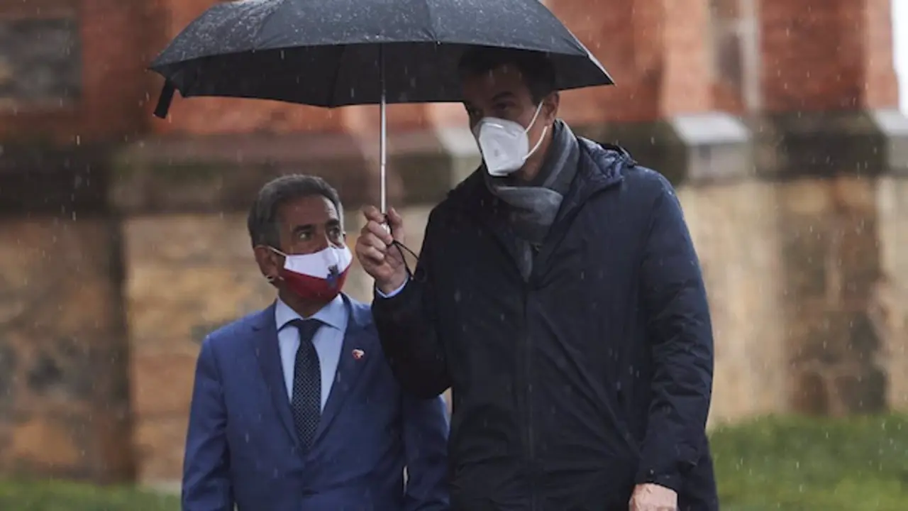 El presidente de Cantabria, Miguel &Aacute;ngel Revilla, y el presidente del Gobierno, Pedro S&aacute;nchez - Juan Manuel Serrano Arce - Europa Press