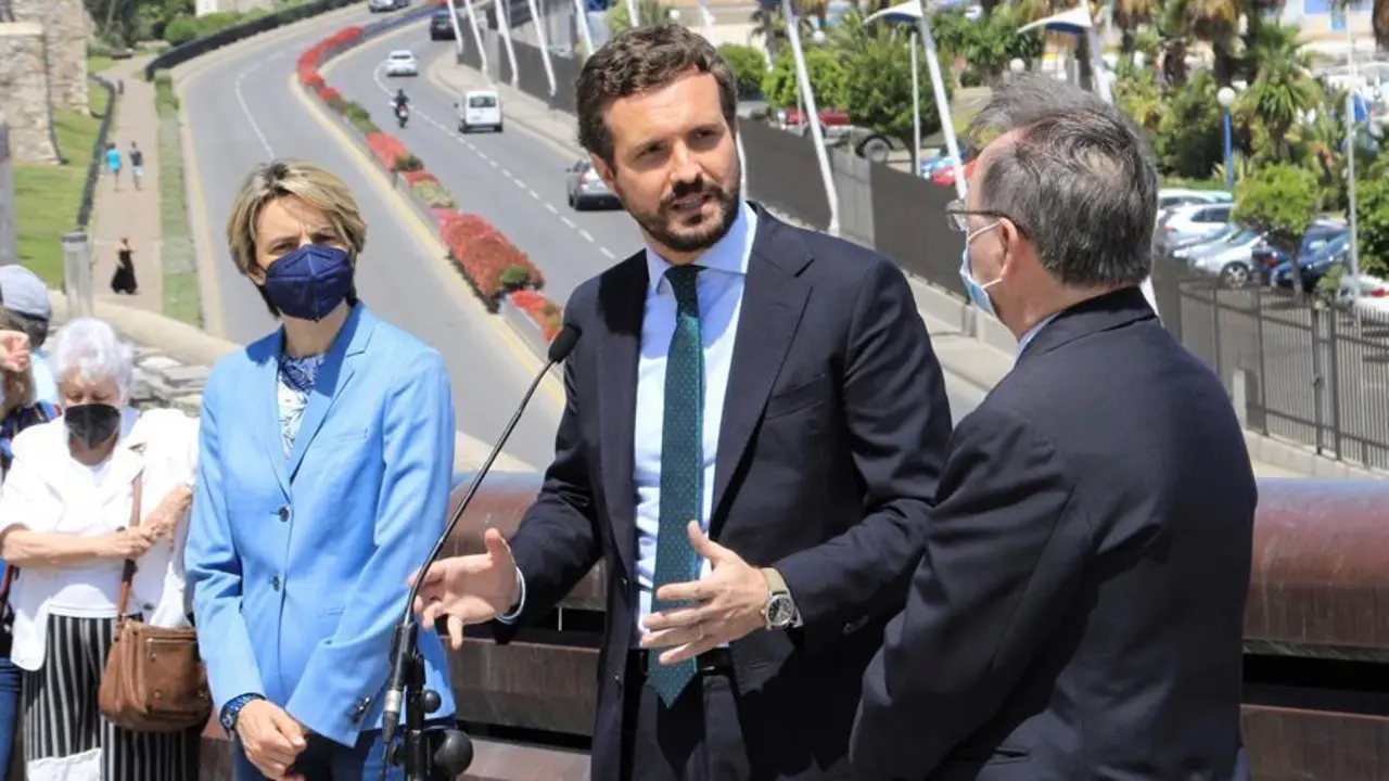 El presidente nacional del PP, Pablo Casado (c), hace una declaraci&oacute;n a la prensa acompa&ntilde;ado por el presidente de la Ciudad, Juan Jes&uacute;s Vivas (d), y por la secretaria general del partido en Ceuta, Yolanda Bel, en el &aacute;mbito de su visita a la ciudad aut&oacute;noma con motivo de la crisis migratoria que sufre la autonom&iacute;a ceut&iacute; a ra&iacute;z de la entrada de m&aacute;s de 10.000 personas producida los d&iacute;as 17 y 18 de mayo. EFE/Reduan Dris