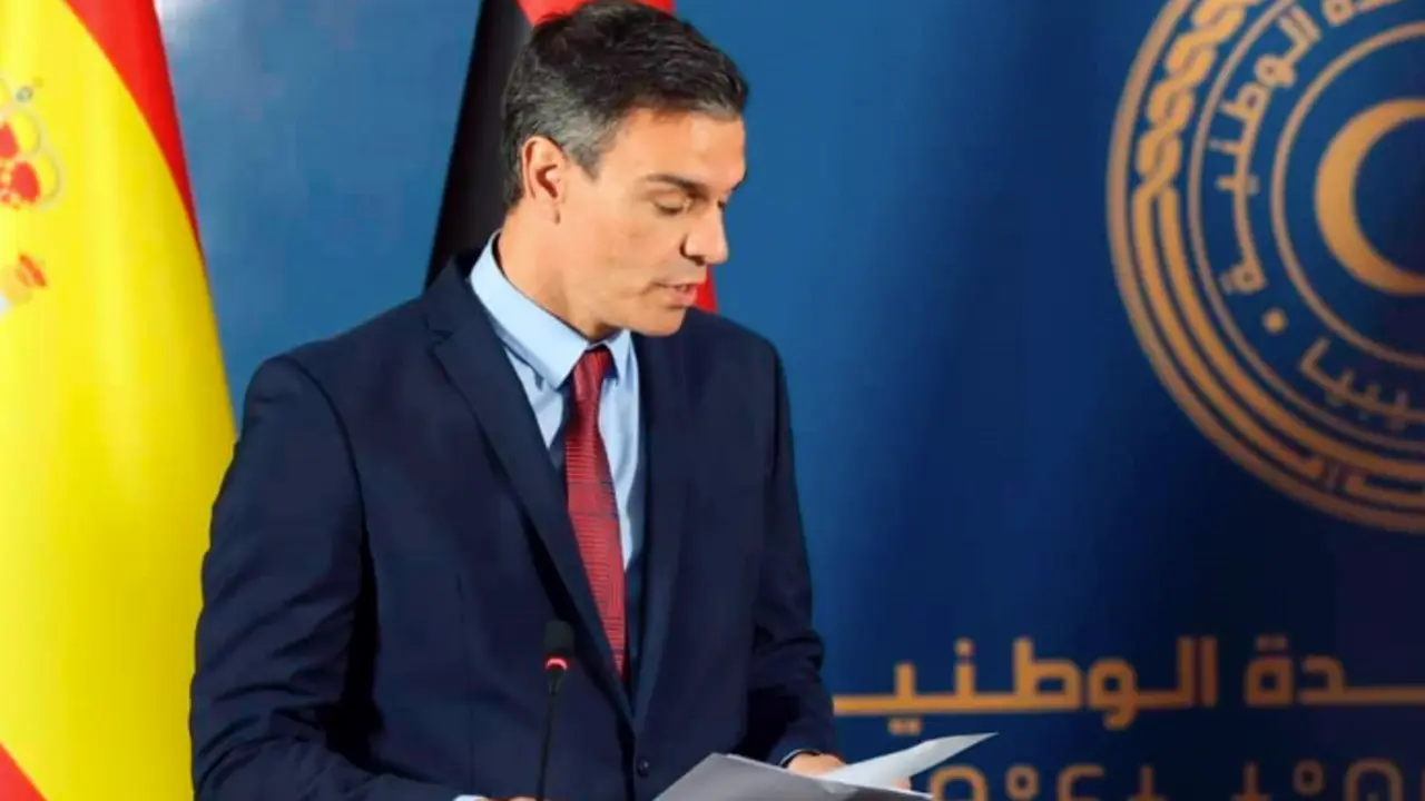 El Presidente del Gobierno de Espa&ntilde;a, Pedro S&aacute;nchez (L), durante una rueda de prensa conjunta en la oficina del primer ministro en Tr&iacute;poli, Libia. / EFE