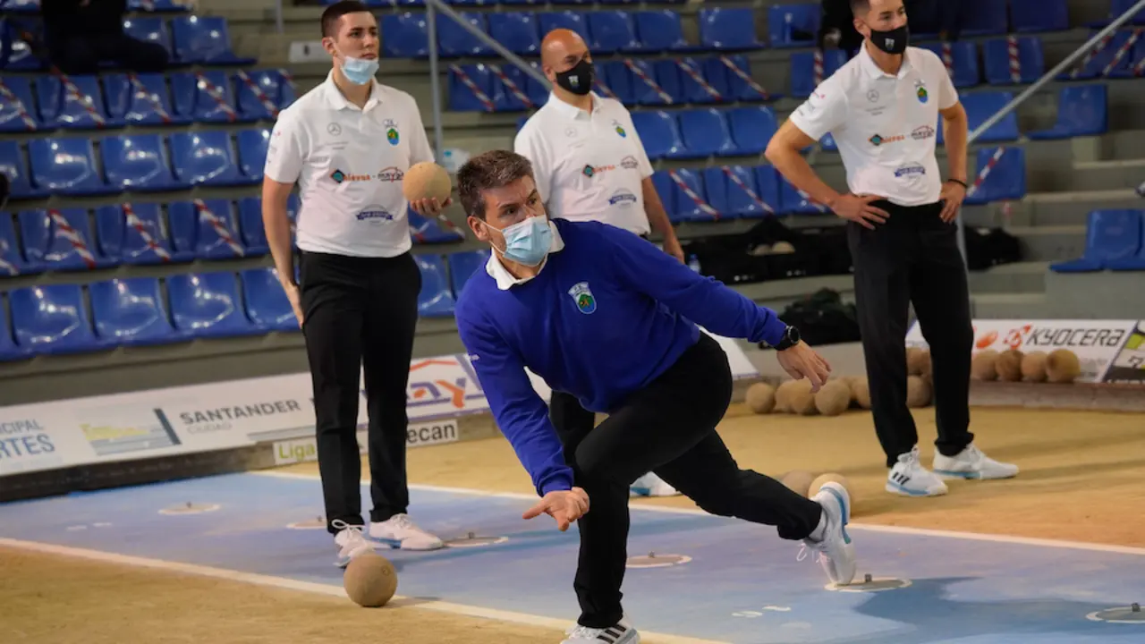Rub&eacute;n Haya, el mejor del partido, y sus compa&ntilde;eros observan la trayectoria de la bola lanzada. / Hardy
FOTO NACHO CUBERO