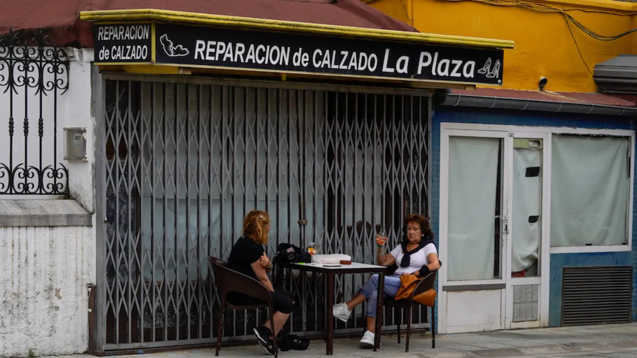 Varias personas sentadas en una terraza de Astillero. / HARDY