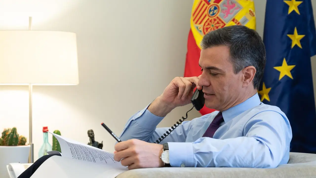 El presidente del Gobierno, Pedro S&aacute;nchez, habla por tel&eacute;fono en una foto de archivo