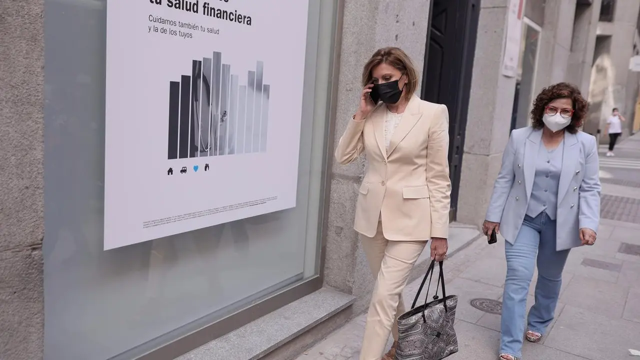 La ex secretaria general del PP y ex ministra Mar&iacute;a Dolores de Cospedal (i), sale del Congreso de los Diputados tras comparecer en la Comisi&oacute;n de Investigaci&oacute;n relativa a la  &lsquo;Operaci&oacute;n &lsquo;Kitchen&rsquo;, a 2 de junio de 2021, en Madrid (Espa&ntilde;a). 