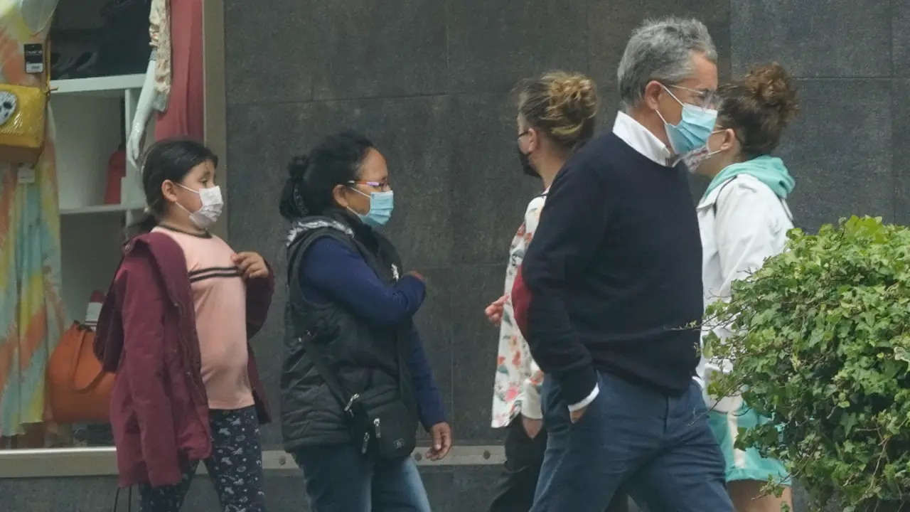 Varias personas transitan con su mascarilla por la localidad de Malia&ntilde;o en Cantabria. / Hardy
