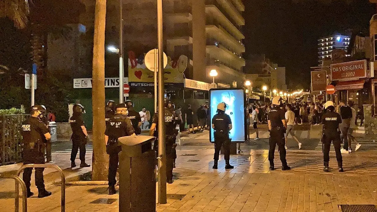 Agentes de la Polic&iacute;a Local y de la Polic&iacute;a Nacional disuelven un botell&oacute;n en Playa de Palma.