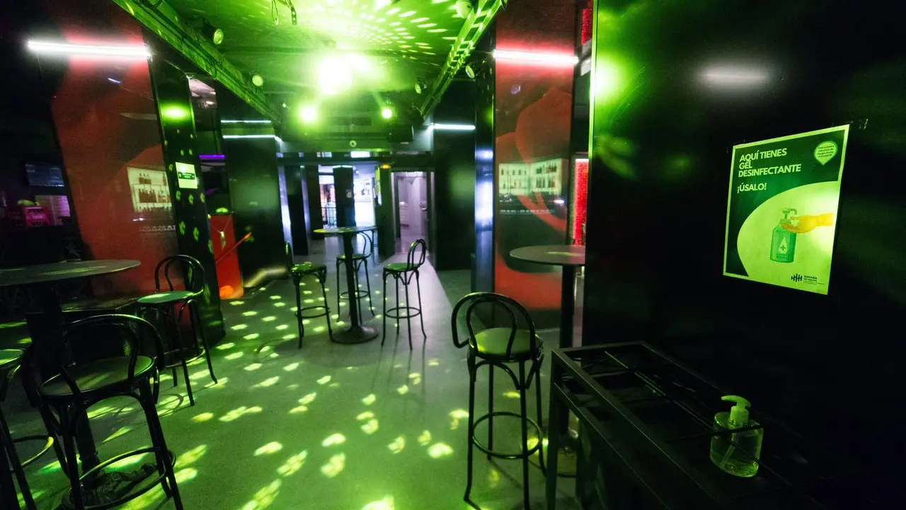 Archivo - Sillas en la pista de baile de una discoteca de Madrid, en Madrid (Espa&ntilde;a), en una im&aacute;gen de archivo