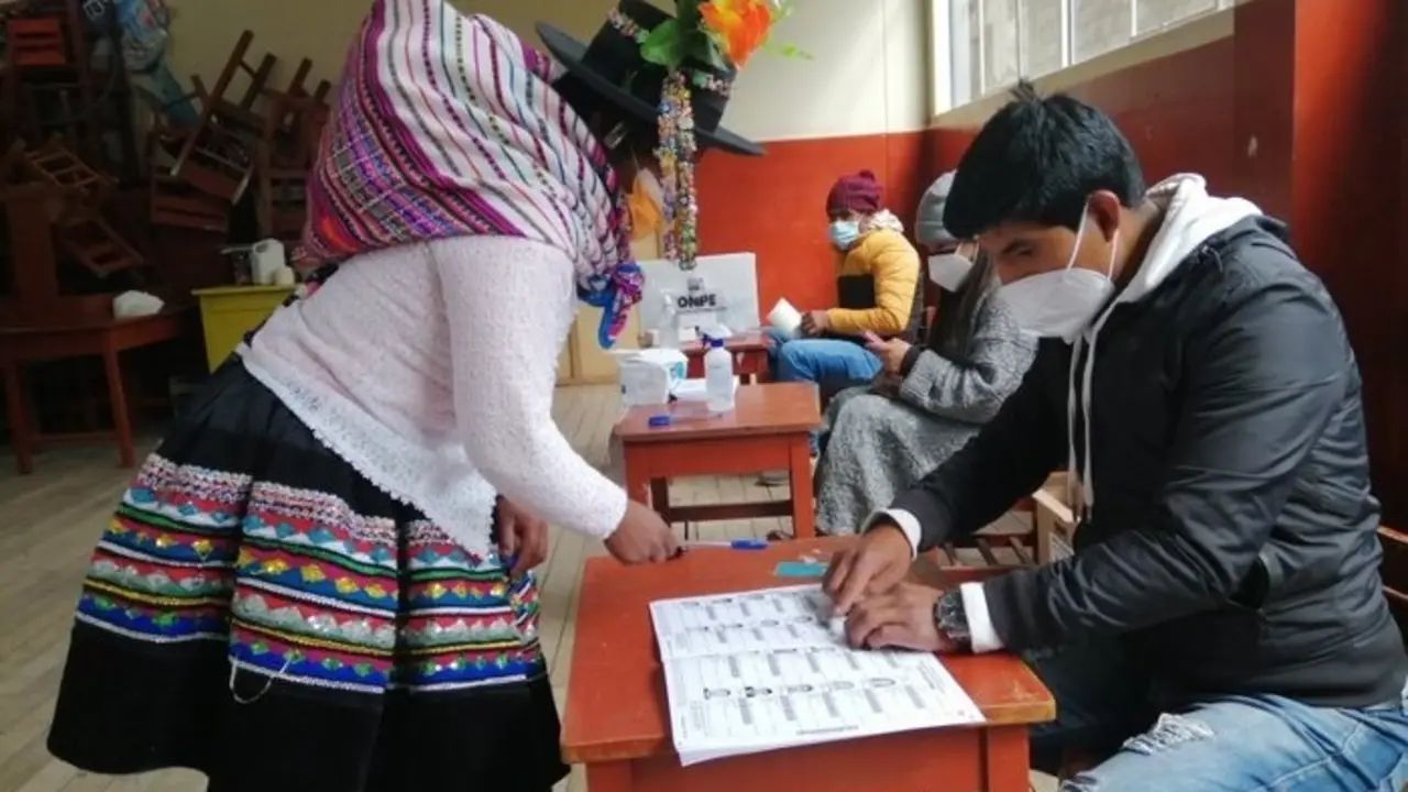 Peruanos ejerciendo su derecho a voto en las elecciones de 6 de junio de 2021