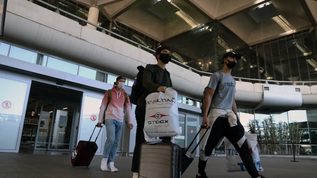 Varios turistas de diferentes pa&iacute;ses a la llegada del aeropuerto de M&aacute;laga, tras pasar el control de aduanas de dicho aeropuerto donde es imprescindible una prueba de PCR negativo impuesto por el Gobierno de Espa&ntilde;a, para poder entrar en la localidad. M&aacute;laga a 23 de noviembre 2020
&Aacute;lex Zea / Europa Press
  (Foto de ARCHIVO)
23/11/2020