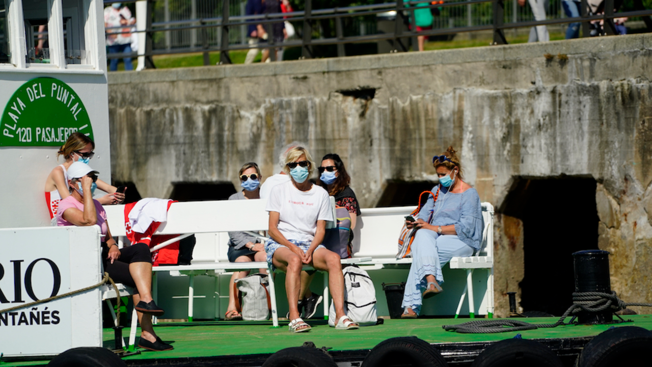 Varias personas en la Pedre&ntilde;era, barco que pasa la bah&iacute;a hasta Somo en Santander. / Hardy