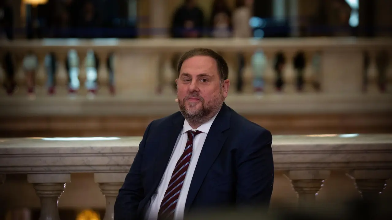 El l&iacute;der de ERC, Oriol Junqueras, durante una entrevista en directo para TV3, antes de celebrarse la investidura de Pere Aragon&egrave;s. ARCHIVO