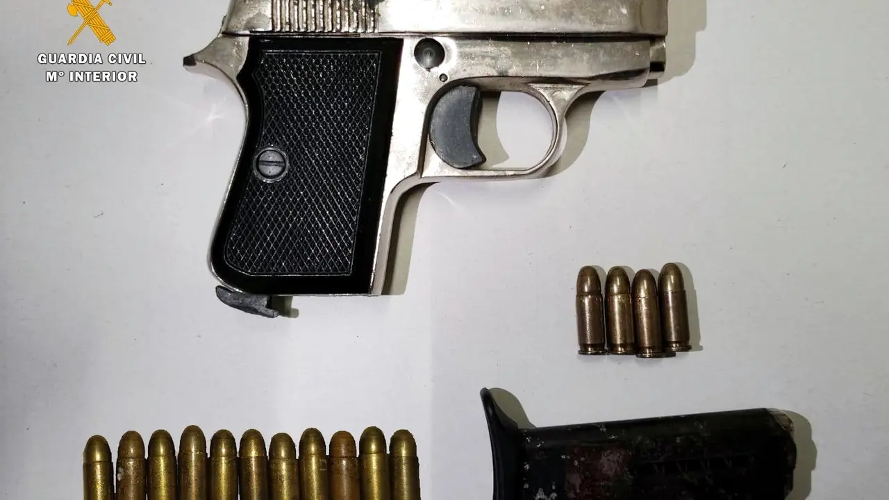 Pistola intervenida al detenido