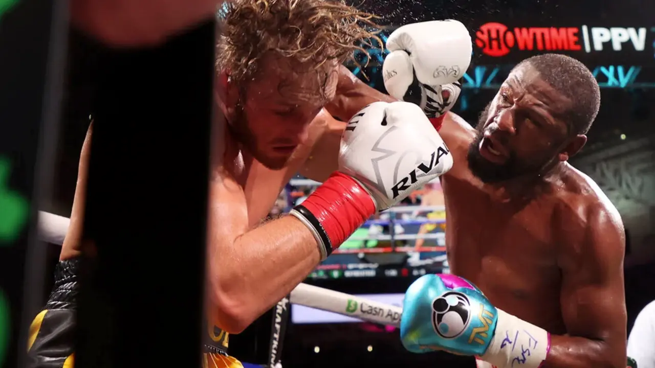 Floyd Mayweather Jr., a la derecha, no noque&oacute; a Logan Paul, pero control&oacute; f&aacute;cilmente su pelea de exhibici&oacute;n de ocho asaltos que convirti&oacute; un combate meme en un espect&aacute;culo de pago por visi&oacute;n.Credit...Cliff Hawkins/Getty Images