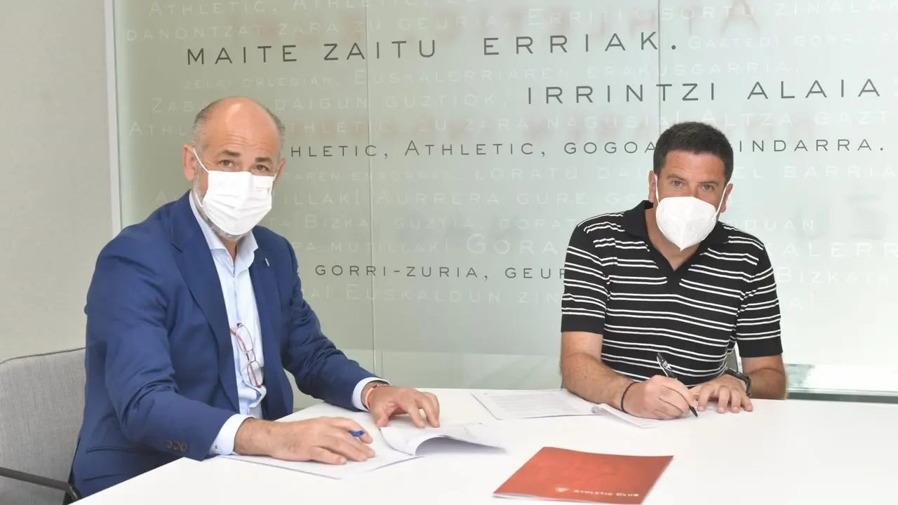 Imanol de la Sota firma el contrato con el presidente del Athletic Club de Bilbao, Aitor Elizegi.