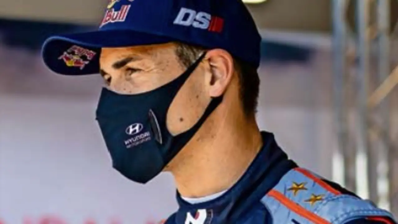 Dani Sordo, atendiendo a los medios de comunicaci&oacute;n. / Hyundai