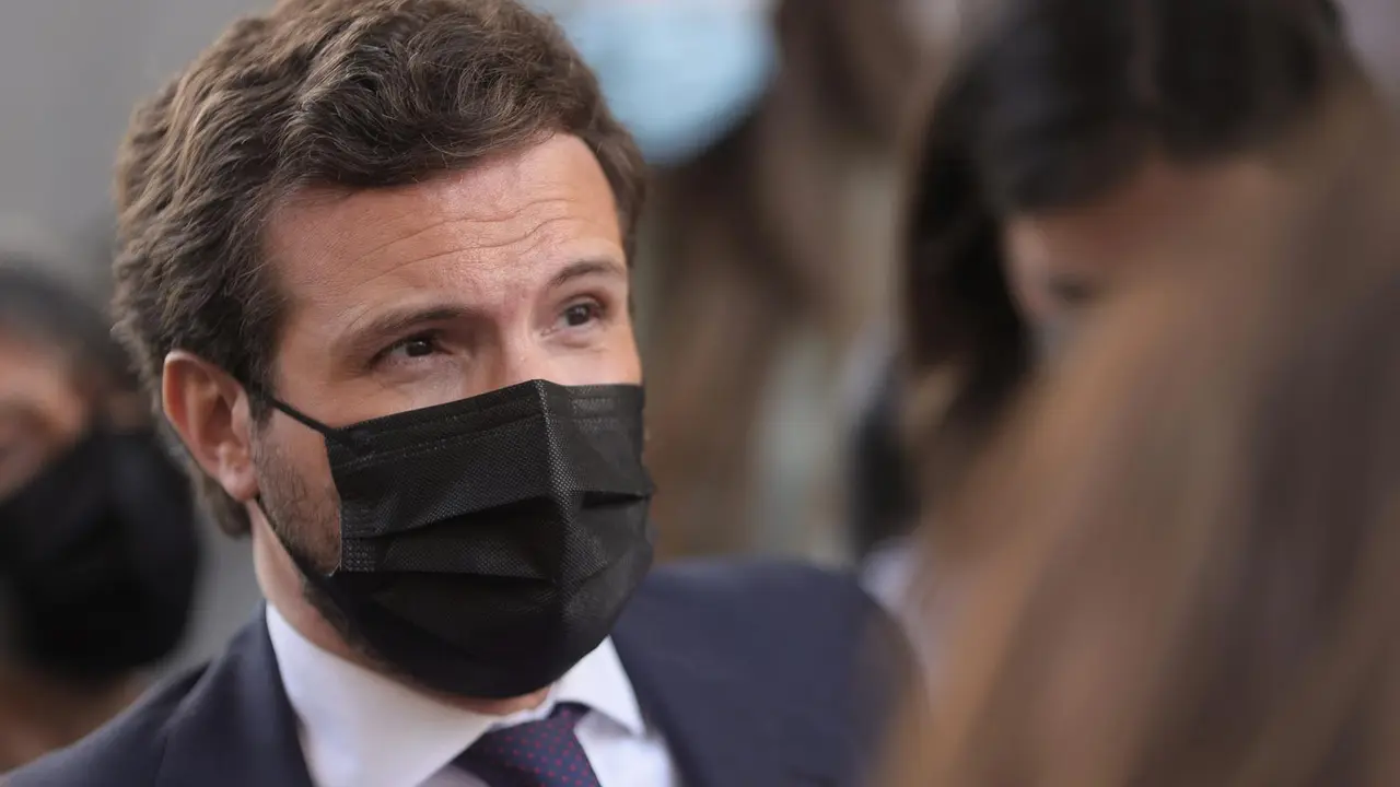 El l&iacute;der del PP, Pablo Casado, en las inmediaciones del Congreso donde se celebra una sesi&oacute;n de control al Gobierno, a 26 de mayo de 2021, en el Congreso de los Diputados, Madrid, (Espa&ntilde;a). 