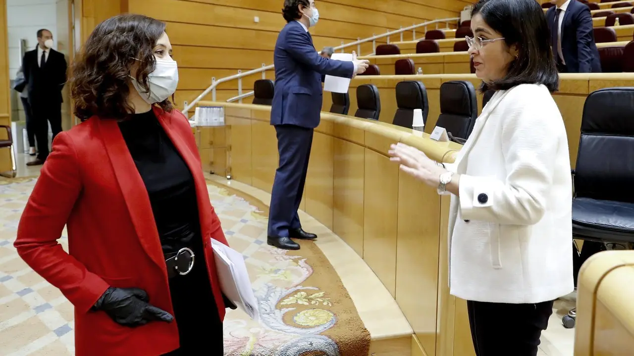 Archivo - La presidenta de la Comunidad de Madrid, Isabel D&iacute;az Ayuso, conversa con la ministra de Sanidad, Carolina Darias. Archivo. 