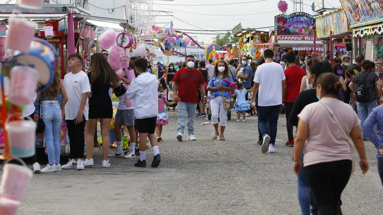 El recinto ferial de Granada se llena de gente con los columpios y atracciones instaladas en la zona pese a la pandemia del coronavirus durante las fiestas del Corpus Christi a 05 de junio del 2021 en Granada, Andaluc&iacute;a.