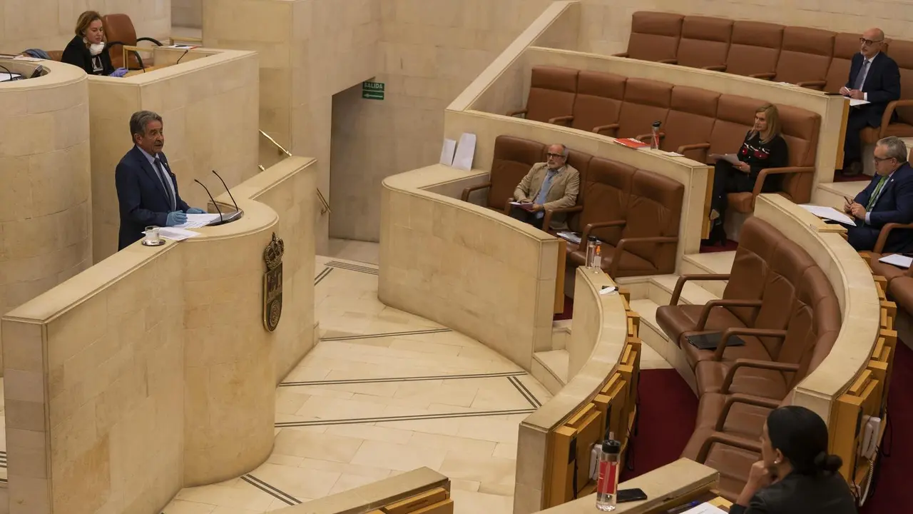 Archivo - El presidente de Cantabria, Miguel &Aacute;ngel Revilla, en el Pleno del Parlamento