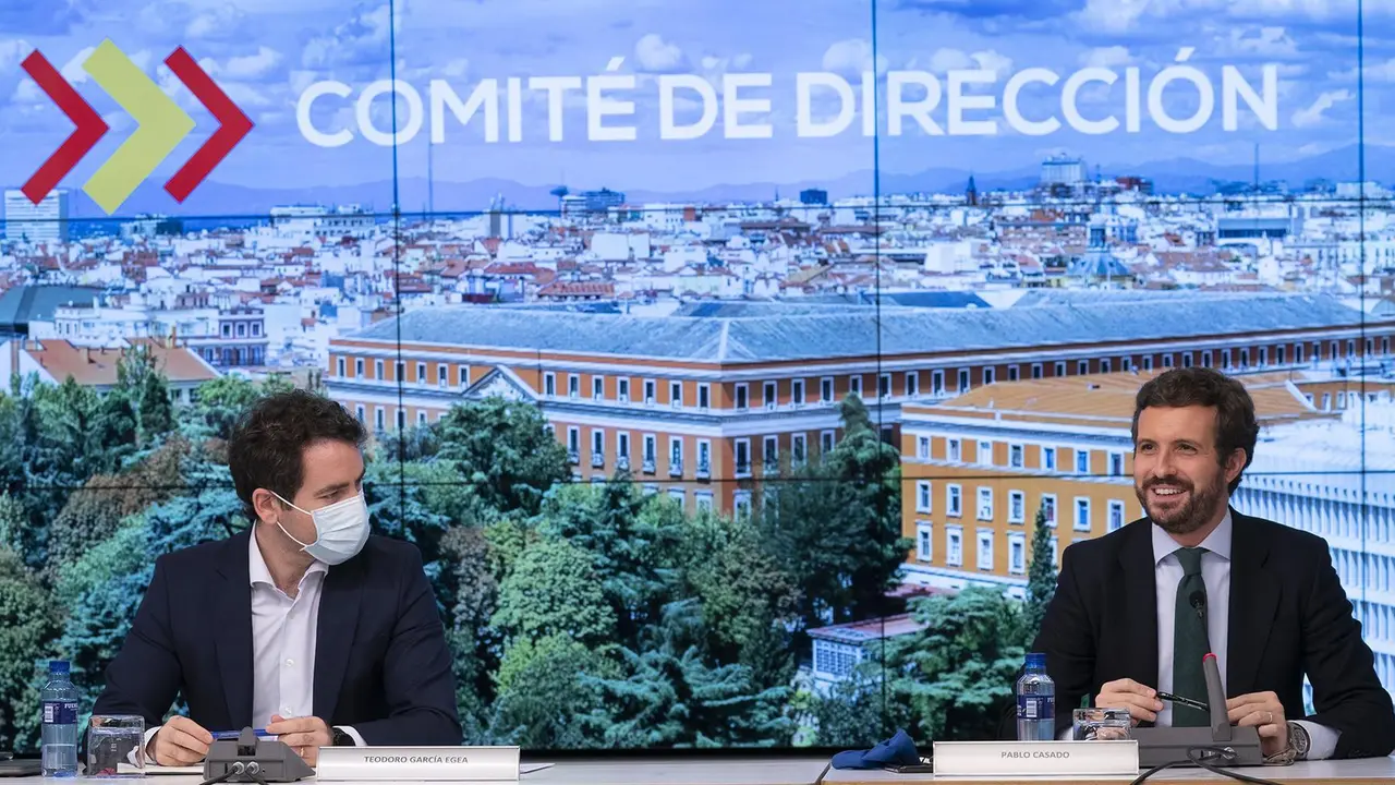 El secretario de Organizaci&oacute;n del PP, Teodoro Garc&iacute;a Egea, y el  presidente del Partido Popular, Pablo Casado, que preside la reuni&oacute;n del Comit&eacute; de Direcci&oacute;n del PP en la sede de G&eacute;nova, a 11 de mayo de 2021, en Madrid, (Espa&ntilde;a). 