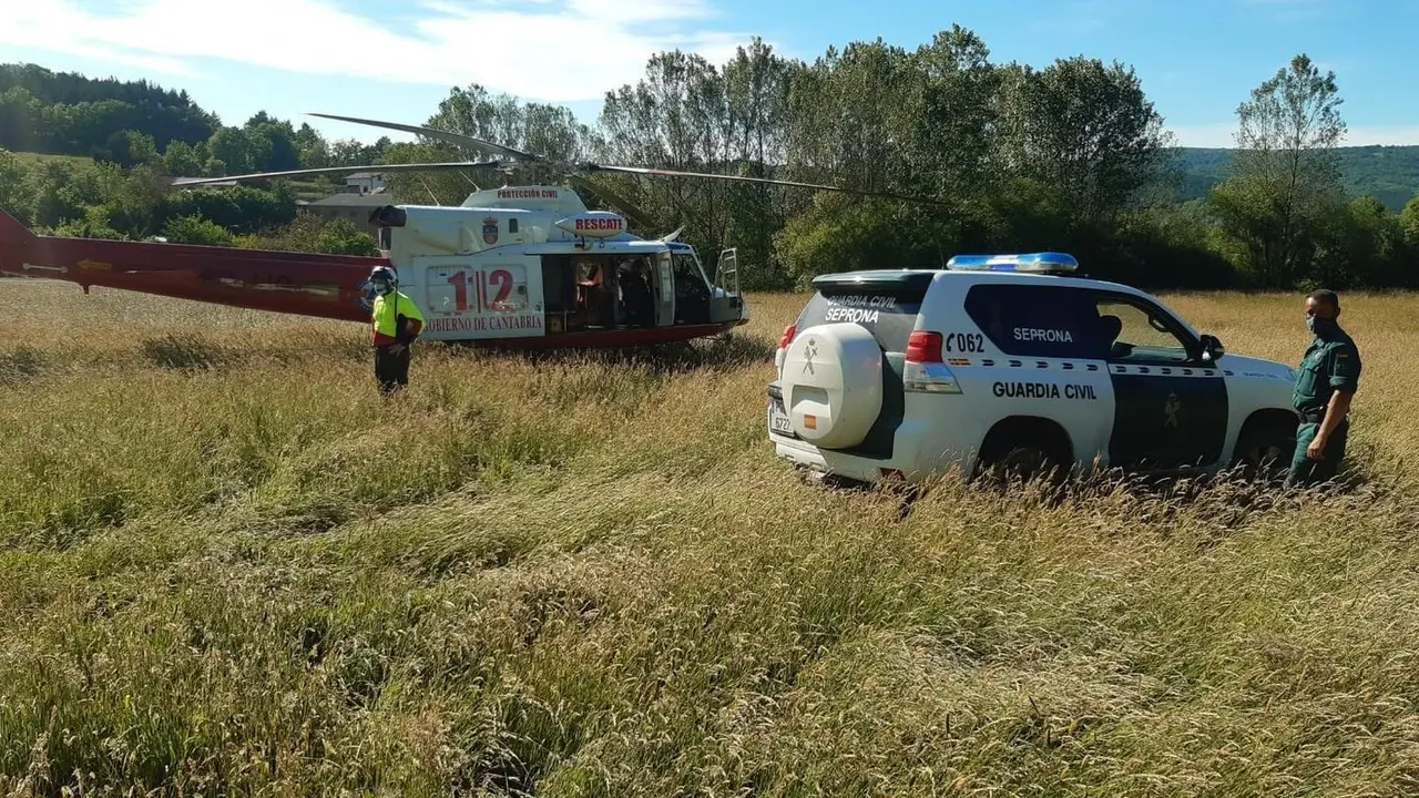 Intervenci&oacute;n para el traslado del herido al caer de un tejado en Rocamundo (Valderredible)