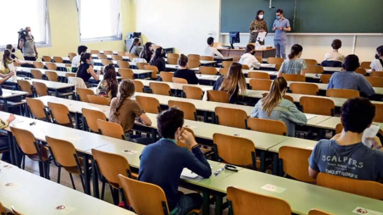 Los alumnos atienden las explicaciones en la Facultad de Econ&oacute;micas. / pedro puente hoyos