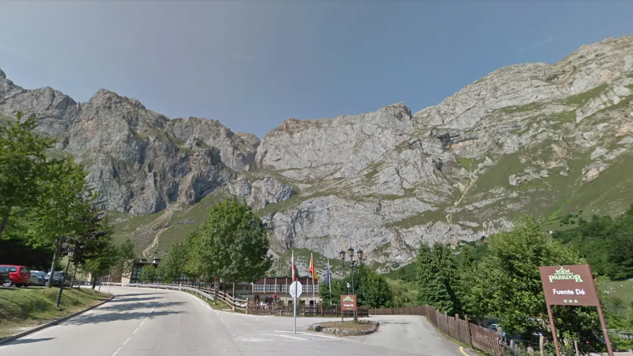 Vista de la entrada a la zona tur&iacute;stica de Fuente D&eacute; en los Picos de Europa. / ALERTA
