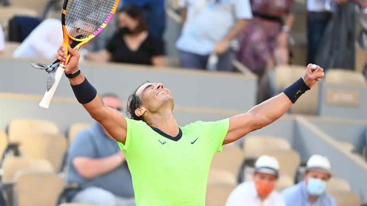 Rafael Nadal de Espa&ntilde;a celebra despu&eacute;s de ganar el partido de 4&ordf; ronda contra Jannik Sinner de Italia en el torneo de tenis del Abierto de Francia en Roland Garros en Par&iacute;s, Francia, 07 de junio de 2021. (Tenis, Abierto, Francia, Italia, Espa&ntilde;a) EFE/EPA/CAROLINE BLUMBERG