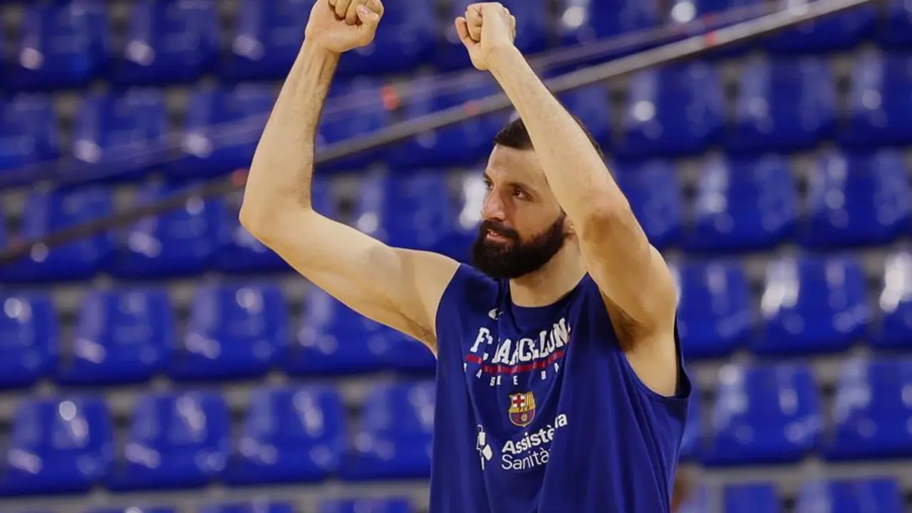 El ala-p&iacute;vot del Bar&ccedil;a, Nikola Mirotić, celebra el triunfo con la afici&oacute;n tras el primer partido de la semifinal de la Liga Endesa que Bar&ccedil;a y Lenovo Tenerife jugaron este lunes en el Palau Blaugrana, en Barcelona. EFE/Quique Garc&iacute;a