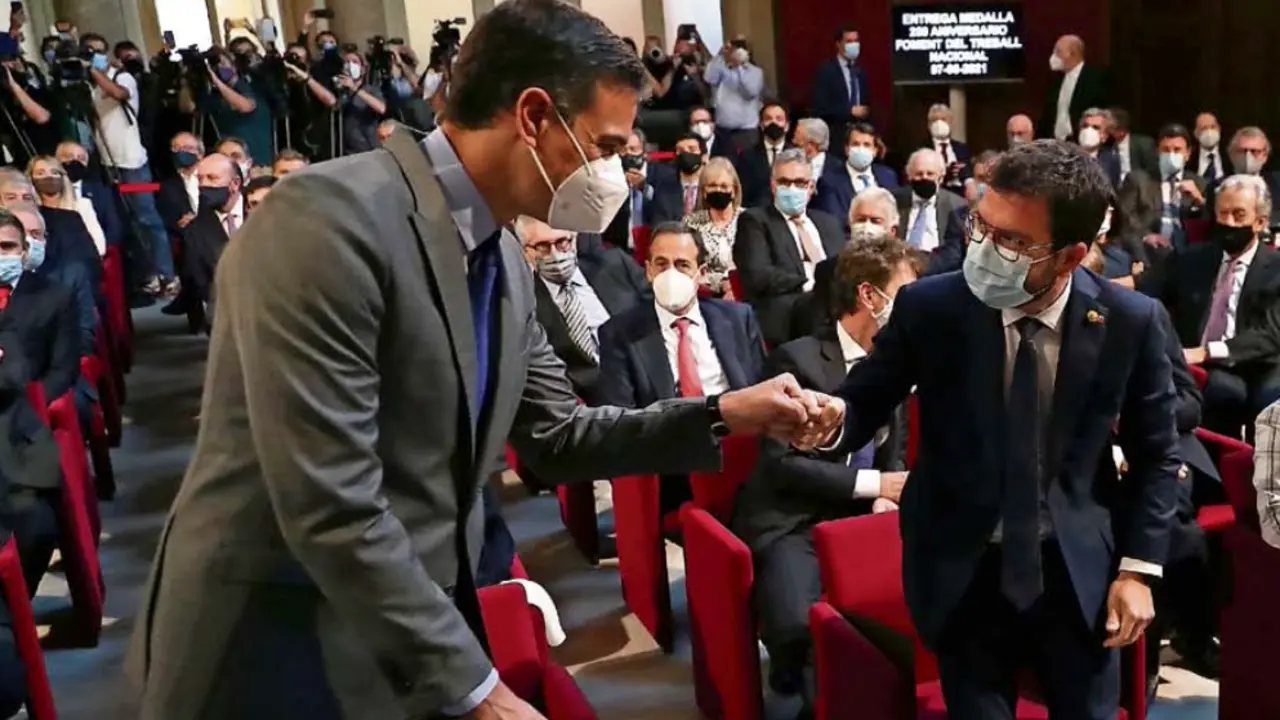 El presidente del Gobierno, Pedro S&aacute;nchez, saluda al presidente de la Generalitat, Pere Aragon&eacute;s. / fernando calvo