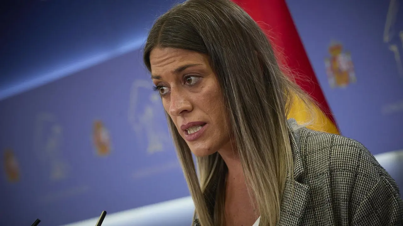 La portavoz de Junts, Miriam Nogueras, interviene en una rueda de prensa
