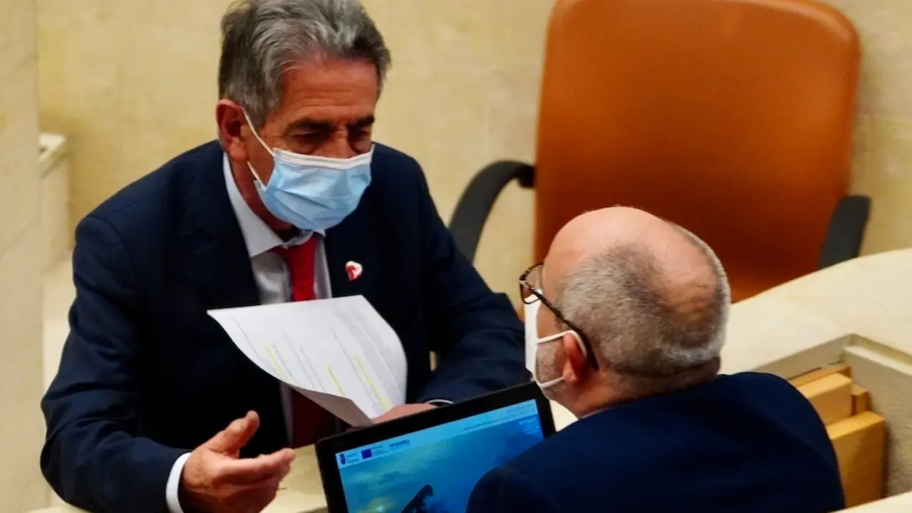 El presidente de Cantabria, M. A. Revilla y el consejero de Sanidad Miguel Rodr&iacute;guez. / HARDY