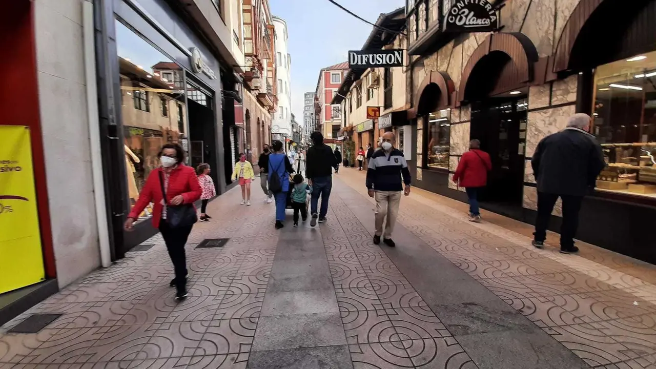Varias personas por la calle Consolaci&oacute;n de Torrelavega. / S. D&iacute;az