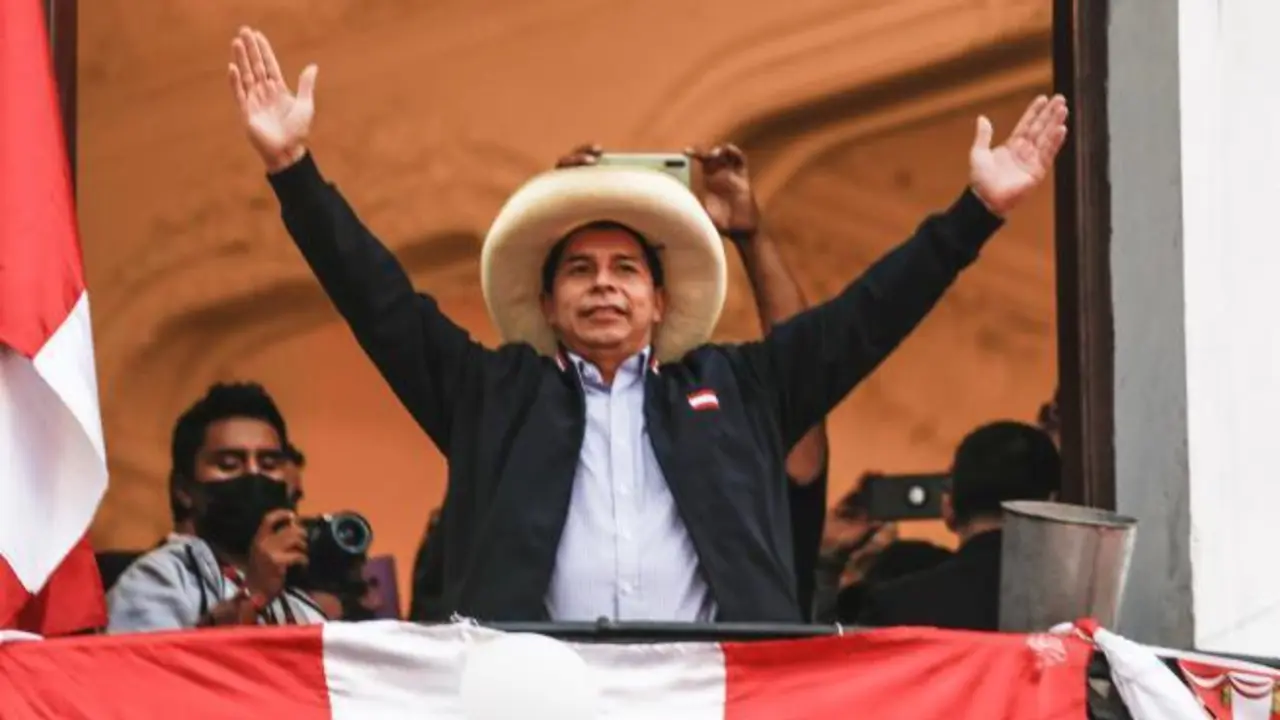 El candidato presidencial de Per&uacute; Libre, Pedro Castillo, saluda a sus seguidores.EP