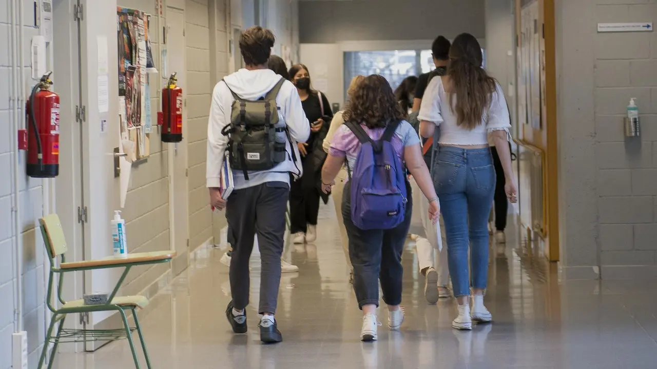 Un grupo de estudiantes entra a un aula de la Facultad de Ciencias del Campus Montilivi de la Universidad de Girona para comenzar  los ex&aacute;menes de la EBAU de 2021