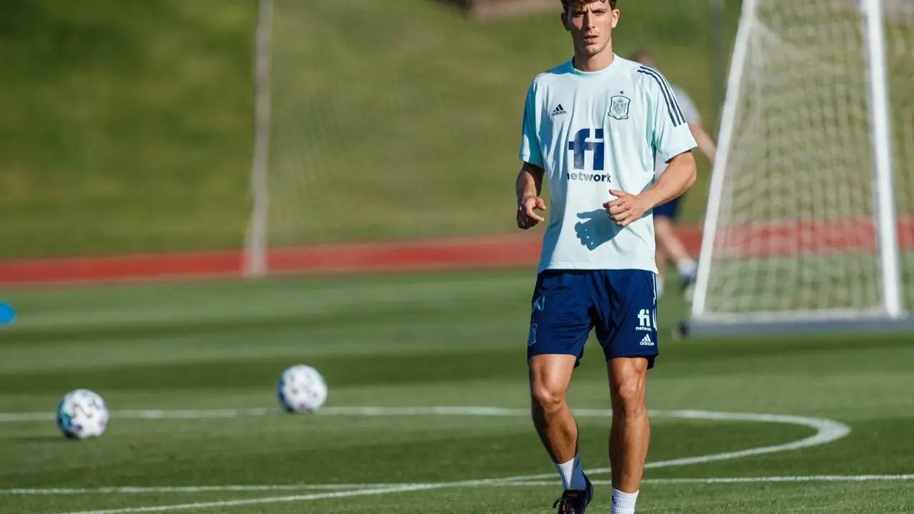 El jugador del Villarreal CF Pau Torres en un entrenamiento con la selecci&oacute;n espa&ntilde;ola en Las Rozas (Madrid), antes de la Euro 2020