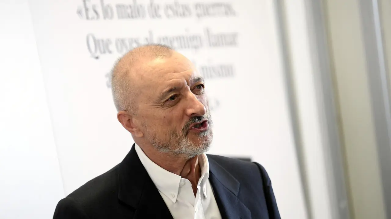 Archivo - El escritor Arturo P&eacute;rez-Reverte durante la presentaci&oacute;n de su libro 'L&iacute;nea de fuego' en el Hotel Westin Palace, en Madrid (Espa&ntilde;a), a 6 de octubre de 2020. Por primera vez, despu&eacute;s de treinta a&ntilde;os de carrera literaria, Arturo P&eacute;rez-Reverte abor