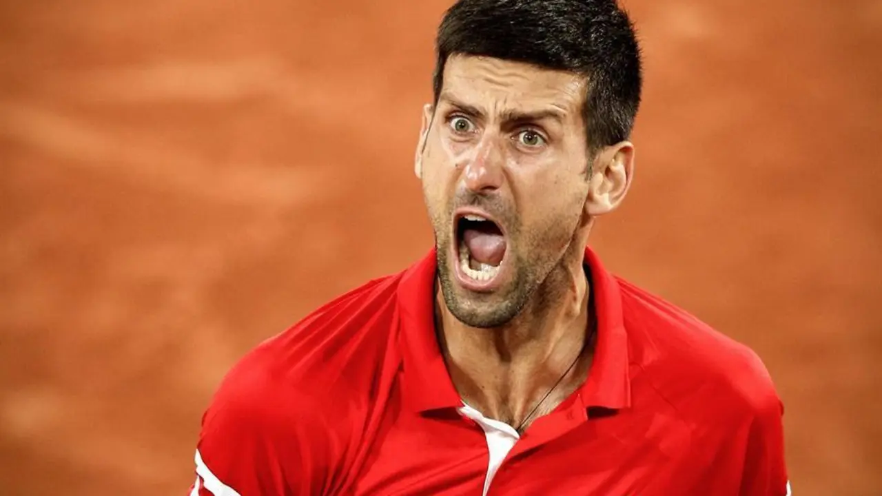Novak Djokovic de Serbia reacciona despu&eacute;s de ganar su partido de cuartos de final contra Matteo Berrettini de Italia en el torneo de tenis del Abierto de Francia en Roland Garros en Par&iacute;s. EFE