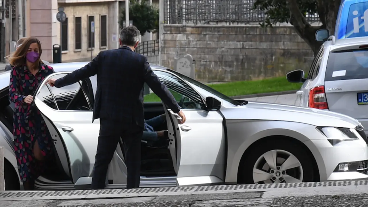 La consejera de Econom&iacute;a y Hacienda, Mar&iacute;a S&aacute;nchez, a su llegada al Parlamento c&aacute;ntabro. / HARDY