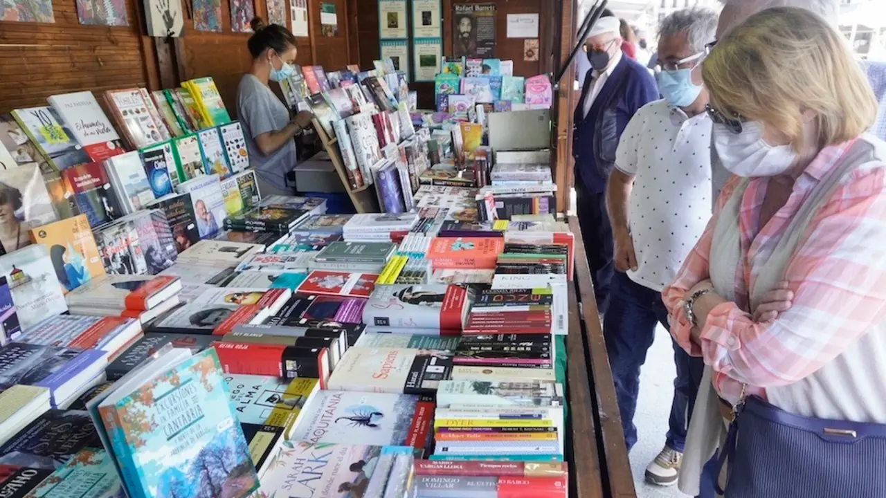 Varias personas con mascarilla en la Feria del Libro de Santander. / Hardy